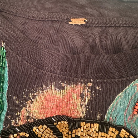 Black Sleeveless Graphic Top - Picture 8 of 10